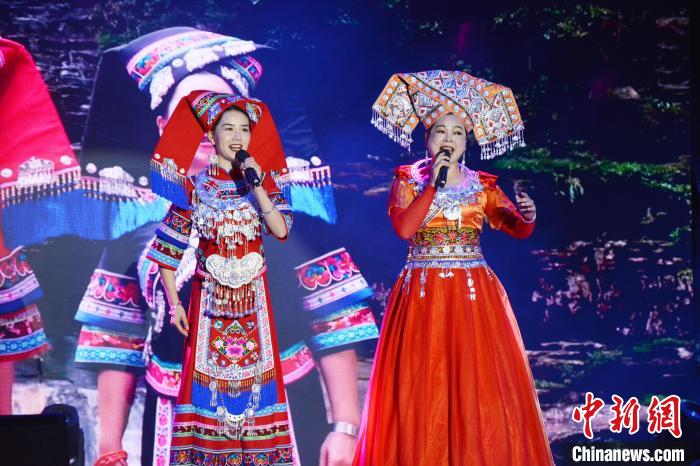 圖爲壯族風情歌曲演唱現場。 林潔琪 攝