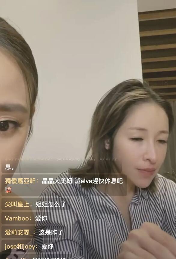 從網友曬出的直播截圖來看,在美顏鏡頭下的蕭亞軒臉型看起來都非常怪異,仔細看她的鼻子,兩邊的鼻孔似乎還有點不對稱,臉型也很僵硬,的確有笑不出來的感覺。