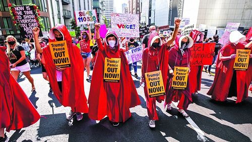 妇女组织发起反川普大游行,洛杉矶的示威者要川普马上下台。