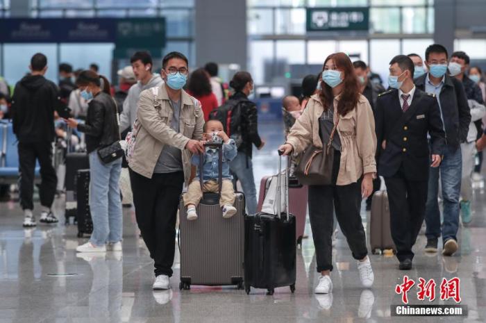 貴陽北站,旅客步入候車大廳。 中新社記者 瞿宏倫 攝