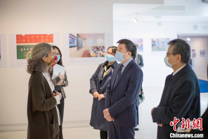 “撒播希望:致敬新中國教育主題圖片展”當地時間9月30日在巴黎東方中心舉行開幕儀式。 巴黎東方中心 供圖