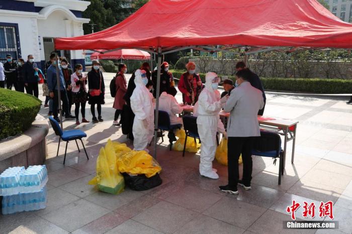 资料图:民众在社区检测点排队进行核酸检测。 胡耀杰 摄