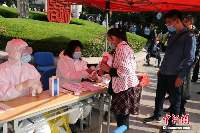 资料图:社区检测点对民众核酸检测前进行登记。 胡耀杰 摄