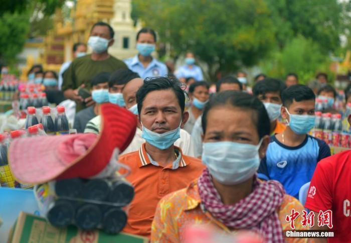 图为当地时间10月20日,柬埔寨首都金边市朗哥区受灾民众临时安置点,转移到这里的受灾民众都领取到应急物资。中新社记者 欧阳开宇 摄