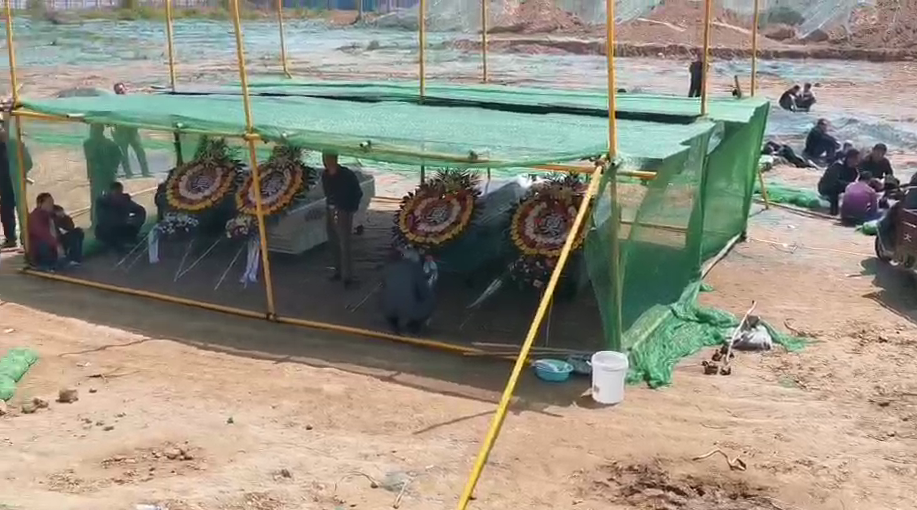 ▲儿童被掩埋现场,亲属设置的祭奠花圈。红星新闻记者 王剑强 摄
