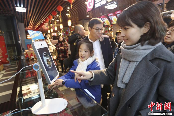 市民通过“刷脸”完成支付。图片来源:视觉中国