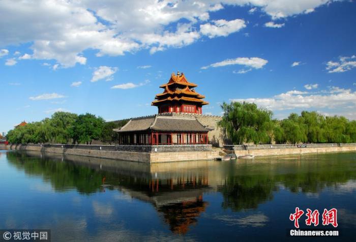 资料图:蓝天白云下的故宫角楼风景如画。 图片来源:视觉中国