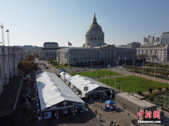 资料图:当地时间10月5日,美国加州旧金山市政厅投票中心在户外向2020年美国大选的选民开放。 中新社记者 刘关关 摄