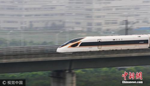 图为“复兴号”动车组列车以时速350公里高速经过江苏省常州市。 图片来源:视觉中国