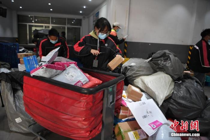 資料圖:11月12日,雲南昆明,快遞網點員工正在忙碌。 中新社記者 劉冉陽 攝