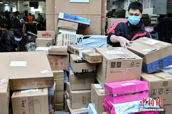 資料圖:11月12日,廣東省廣州市,一名快遞員在快遞網點整理將要派送的快件。 中新社記者 陳驥旻 攝