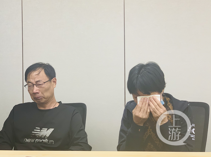 ▲11月18日,上海,劉敏父母表示,只希望能判處嚴豪傑死刑。攝影/上游新聞記者 時婷婷