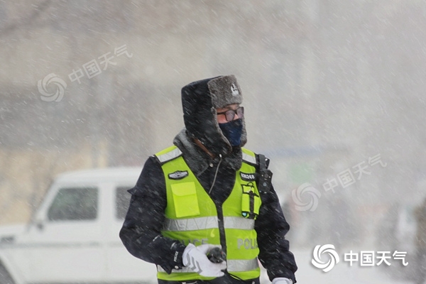 哈爾濱昨日凌晨出現降雪降溫天氣。(圖/呂國君)