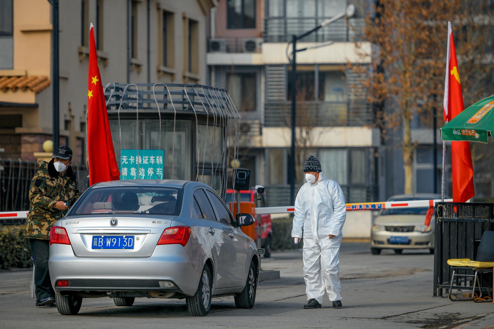 圖爲2月7日,工作人員在天津某社區門口對來往人員、車輛進行登記和體溫檢測。(圖片來源:中新社資料圖)