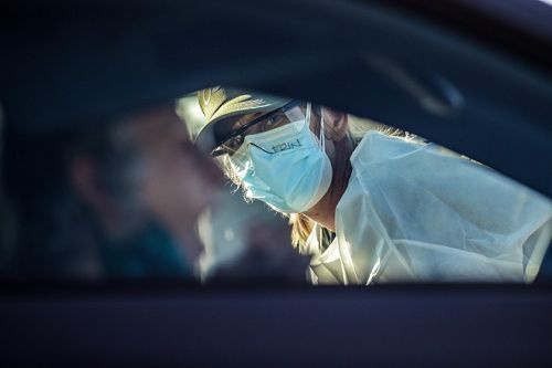 洛縣單日新增確診病例創下疫情最高紀錄。(LATimes)