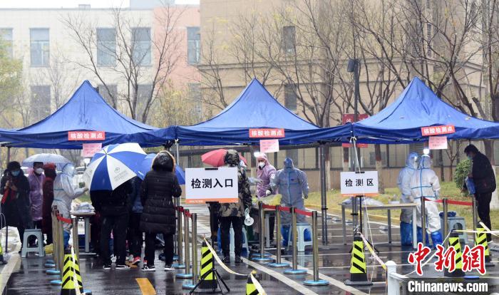 圖爲社區工作者在檢測入口執勤。天津濱海新區空港經濟區供圖