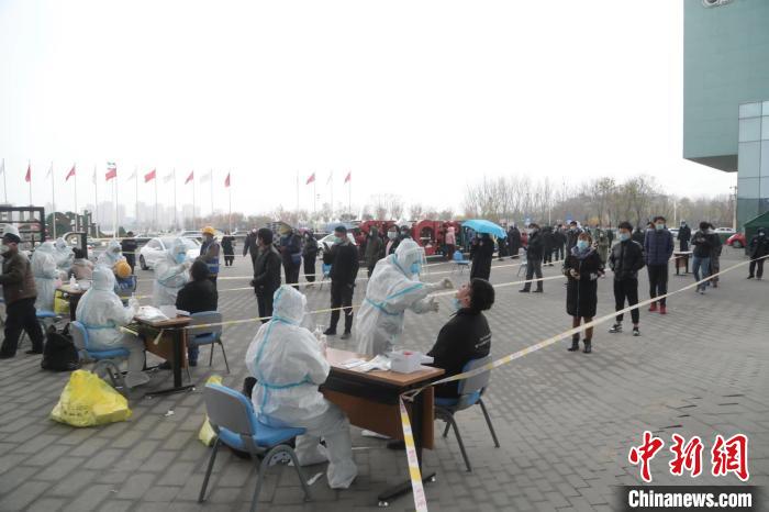 圖爲核酸檢測取樣現場。天津濱海高新區供圖