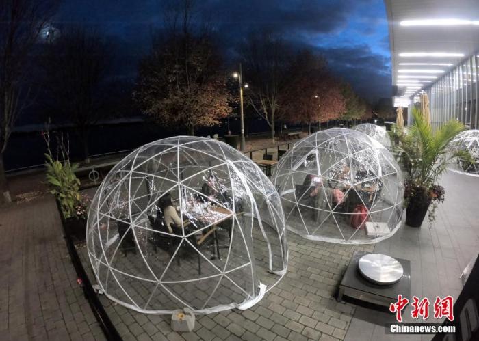 當地時間10月24日,加拿大多倫多一家餐廳,使用有助於保持安全社交距離的室外“氣泡餐桌”吸引食客光顧。 中新社記者 餘瑞冬 攝