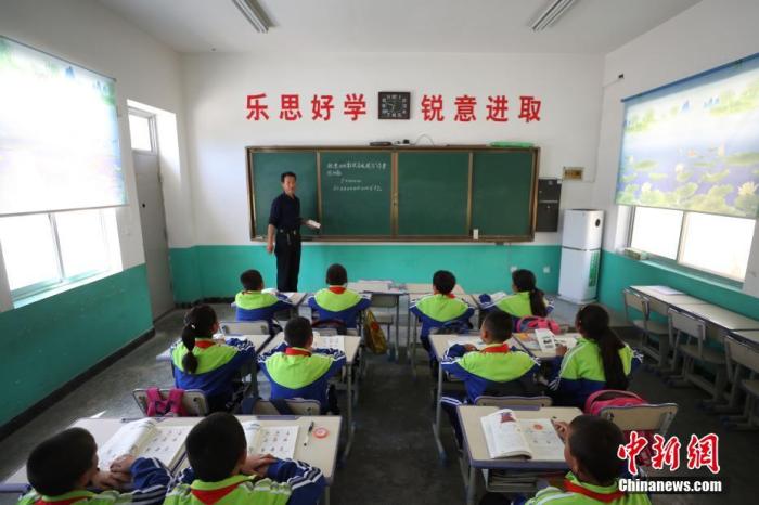 资料图:乡村小学课堂。中新社记者 于晶 摄