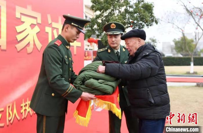 上海崇明91歲老連長與16位7旬老兵回老連隊過年。供圖