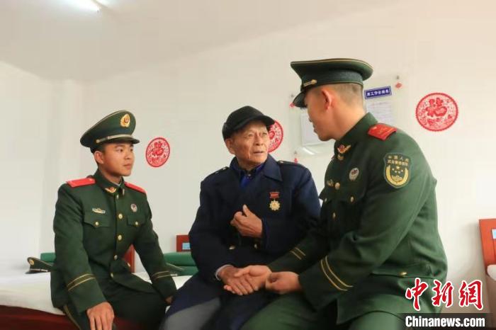 上海崇明91歲老連長與16位7旬老兵回老連隊過年。供圖