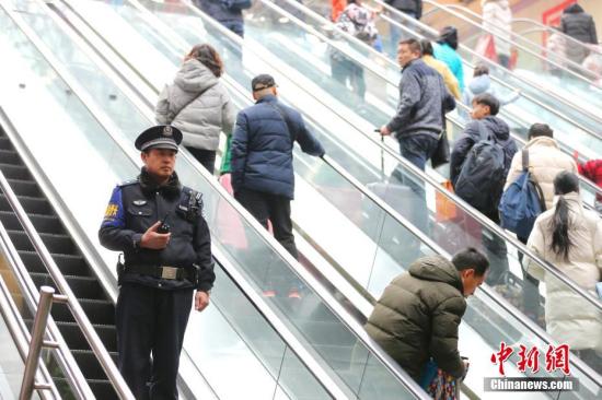 资料图为北京西客站值班警长贾宝刚在站内巡逻。中新社记者 杨可佳 摄