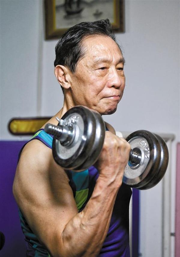 鍾南山院士進行肌肉訓練。圖片來源:金羊網