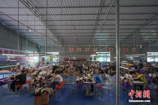 资料图:妇女在扶贫车间内工作。中新社记者 贺俊怡 摄