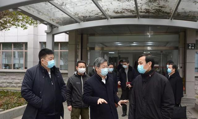 陳一新在抗疫一線(中間)。