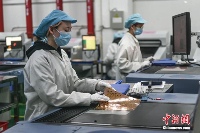 資料圖:廣州某公司復工人員戴口罩在生產車間工作。中新社記者 陳驥旻 攝