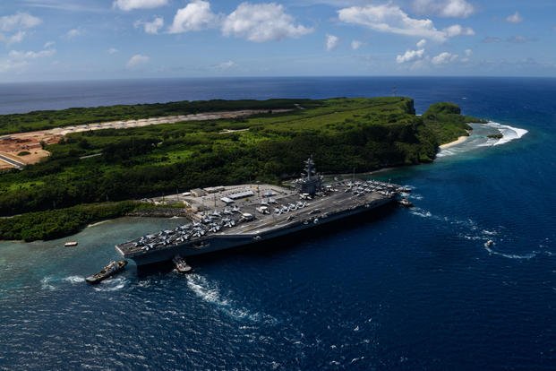 “羅斯福”號航母離開關島港口,攝於2017年 圖源:美國海軍