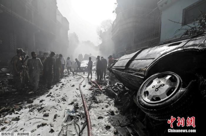 当地时间5月22日,巴基斯坦卡拉奇,飞机失事附近街区,现场狼藉遍地。