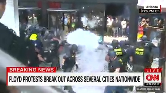 抗議者向警方投擲疑似鞭炮的爆炸物 圖片來源:CNN視頻截圖