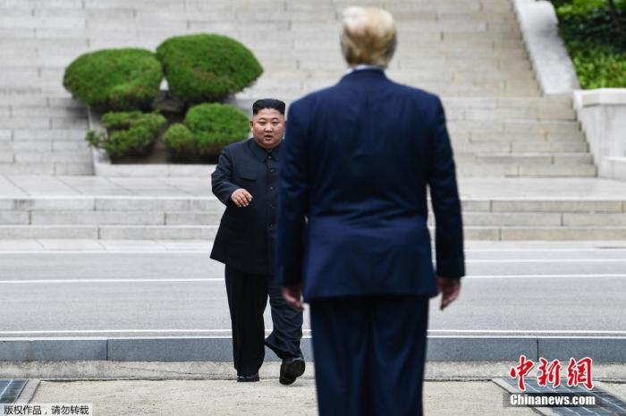 資料圖:2019年6月30日,美國總統川普與朝鮮最高領導人金正恩在韓朝非軍事區見面。
