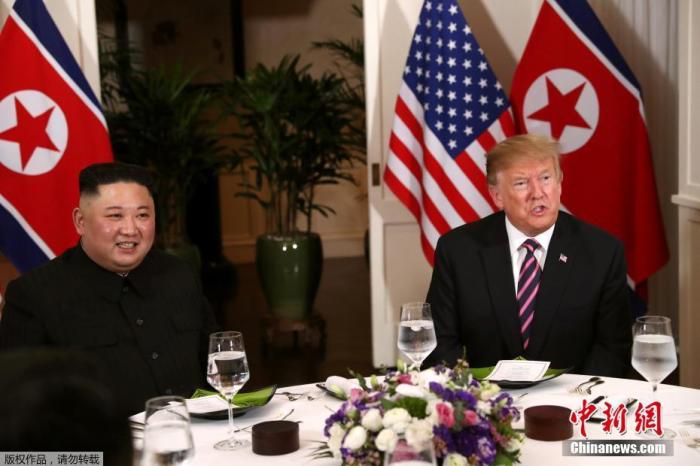 資料圖:2019年2月27日,第二次朝美首腦會晤在越南河內舉行。圖爲川普與金正恩兩人共進晚餐。