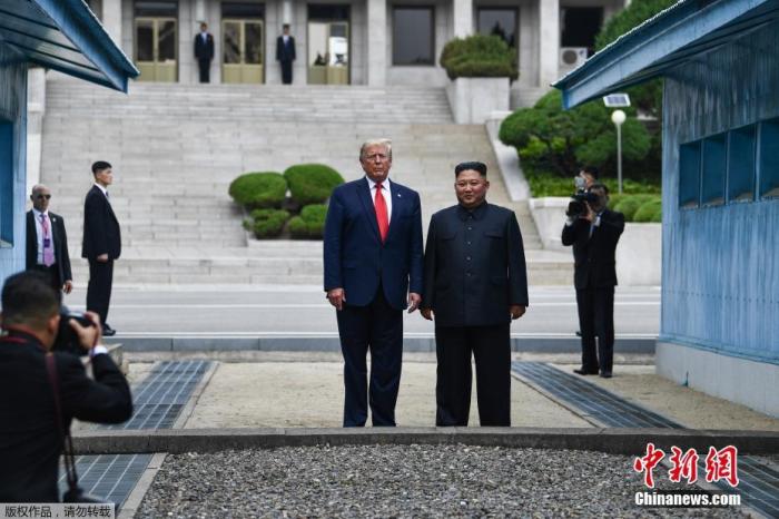 資料圖:2019年6月30日,美國總統川普與朝鮮最高領導人金正恩在韓朝非軍事區見面。