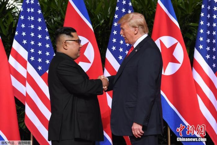 資料圖:2018年6月12日,朝鮮最高領導人金正恩與美國總統川普在新加坡嘉佩樂酒店舉行首次會晤。