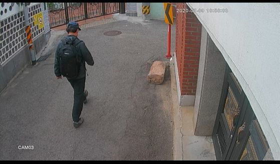 樸元淳生前最後畫面:戴帽子低頭離開官邸