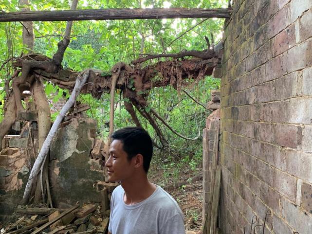 張玉環大兒子張保仁在老家的舊房子裏。 王倩 攝