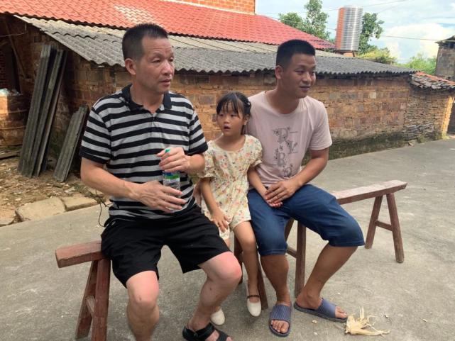 張玉環在江西進賢老家接受記者採訪。 王倩 攝