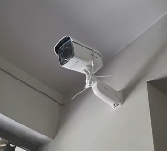 (事发小区楼新假装的摄像头 图片来源:@梨视频)