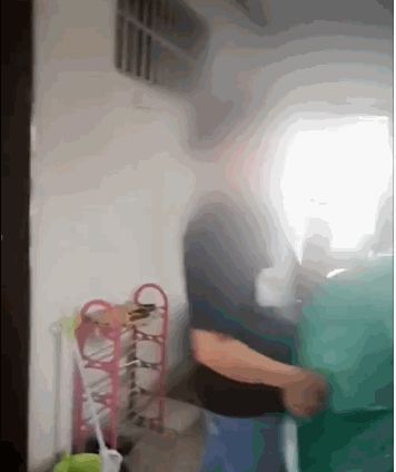 (事发小区租户正在搬离 图片来源:@梨视频)