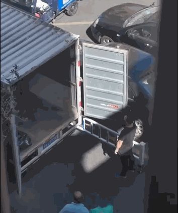 (事发小区租户正在搬离 图片来源:@梨视频)