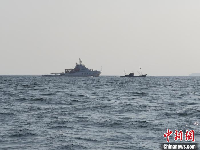 圖爲一艘漁船當日在大連西南海域被撞沉沒。交通運輸部北海救助局供圖