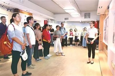 北京市东城区纪委监委针对党员干部违纪违法年轻化这一现象,开展“扣好第一粒扣子”专题纪律教育活动。图为青年干部参观警示教育基地。摄影/陈庆(东城区纪委监委干部)