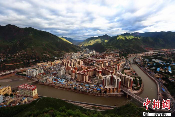 图为俯瞰昌都市中心。昌都市供图