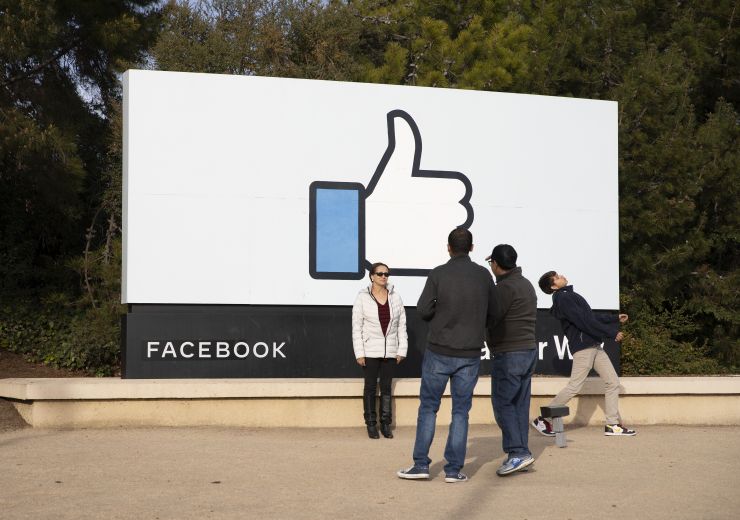 游客在旧金山湾区的Facebook总部留影。(图片来源:中新社资料图)