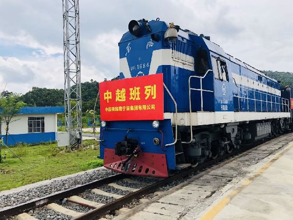 中越跨境集装箱班列 从国铁凭祥口岸物流中心发车 陶媛摄