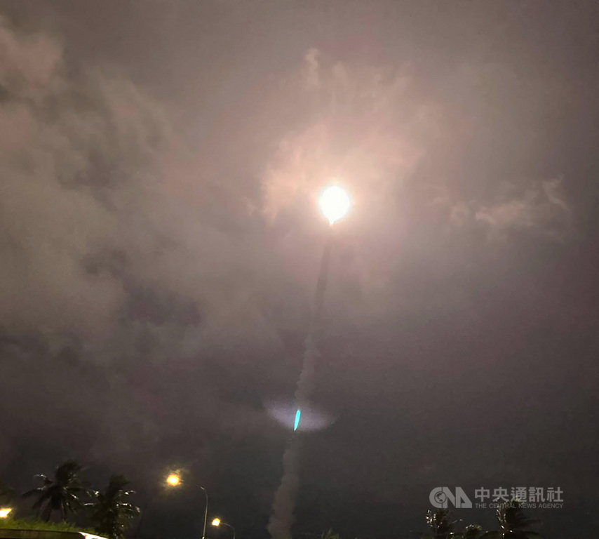 台东地区24日晚间传出轰隆巨响,为中科院试射导弹;飞弹自三仙台附近射出后,火焰照亮天空,不过天空云层厚,飞弹窜升约21秒即被云层遮蔽,但声音仍然响彻天际。(图片来源:中央社)