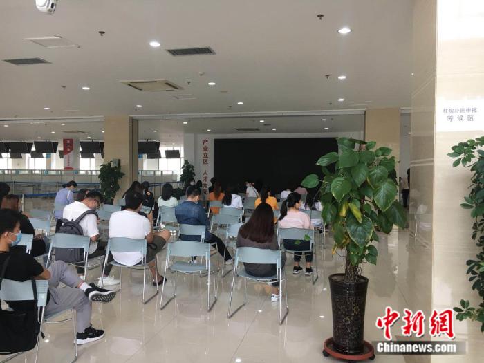 大连市高新区人才中心大厅,高校毕业生拿着材料等待办理租房补贴。刘欢 摄